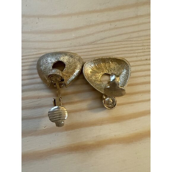 Gold-Tone Textured Clip-On Earrings Vintage Style Triangular Shape Jewelry - Picture 4 of 4